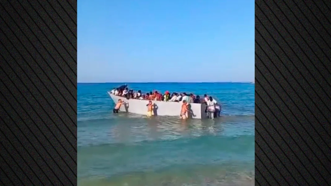 Λουόμενοι σπρώχνουν βάρκα με μετανάστες που φτάνουν στη Γαύδο (Video)