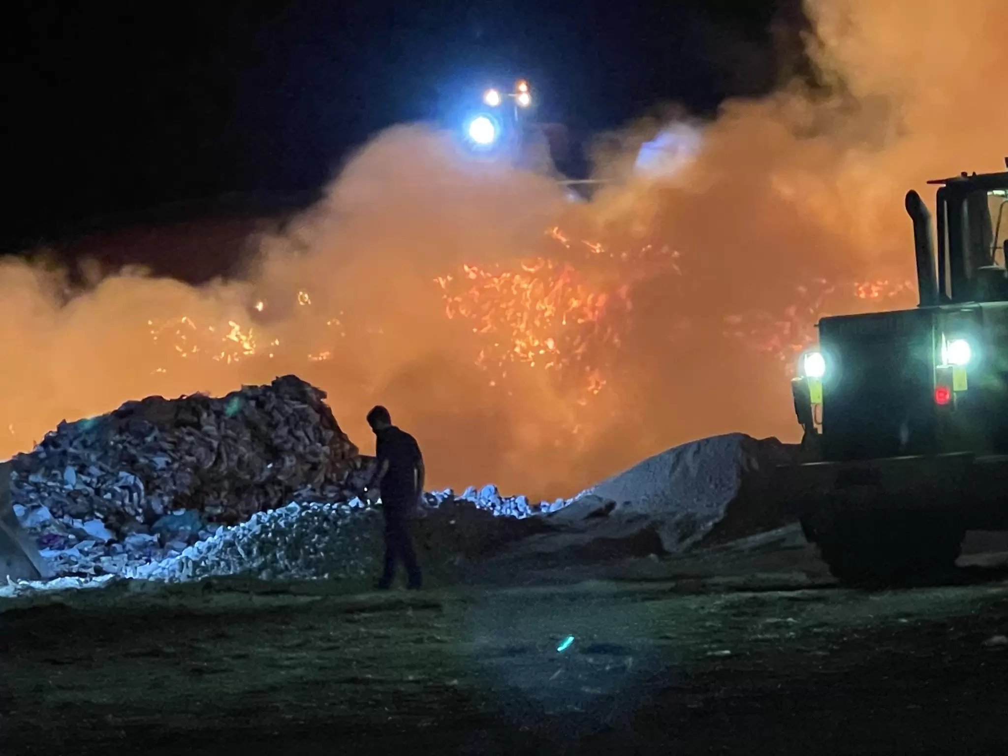 Χανιά: Καίει ακόμα η φωτιά στο εργοστάσιο της ΔΕΔΙΣΑ