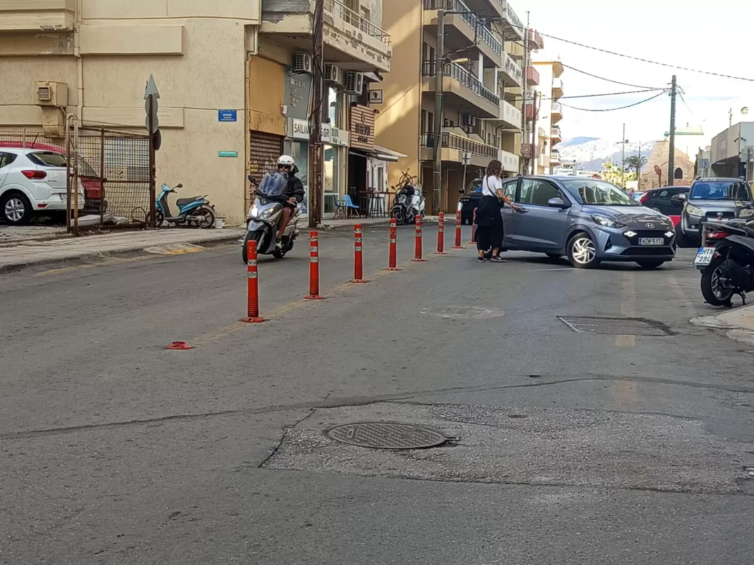 Κολωνάκια στο Ηράκλειο: Στην παραλιακή παραμένουν στη μέση του οδοστρώματος – Τι λένε οι επαγγελματίες