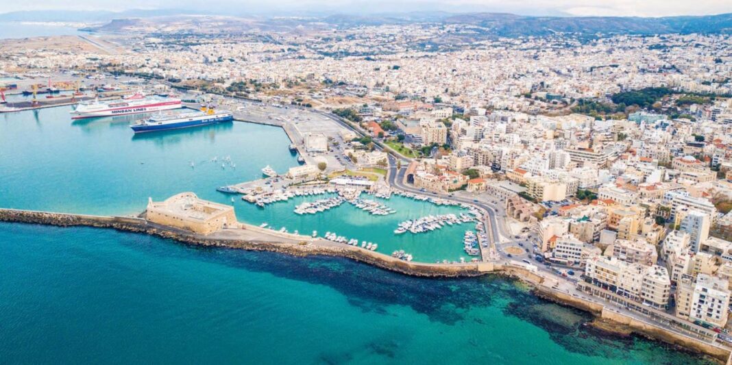 ΔΕΔΔΗΕ: Προχωρά το σχέδιο ηλεκτροδότησης από ξηράς των πλοίων στα λιμάνια