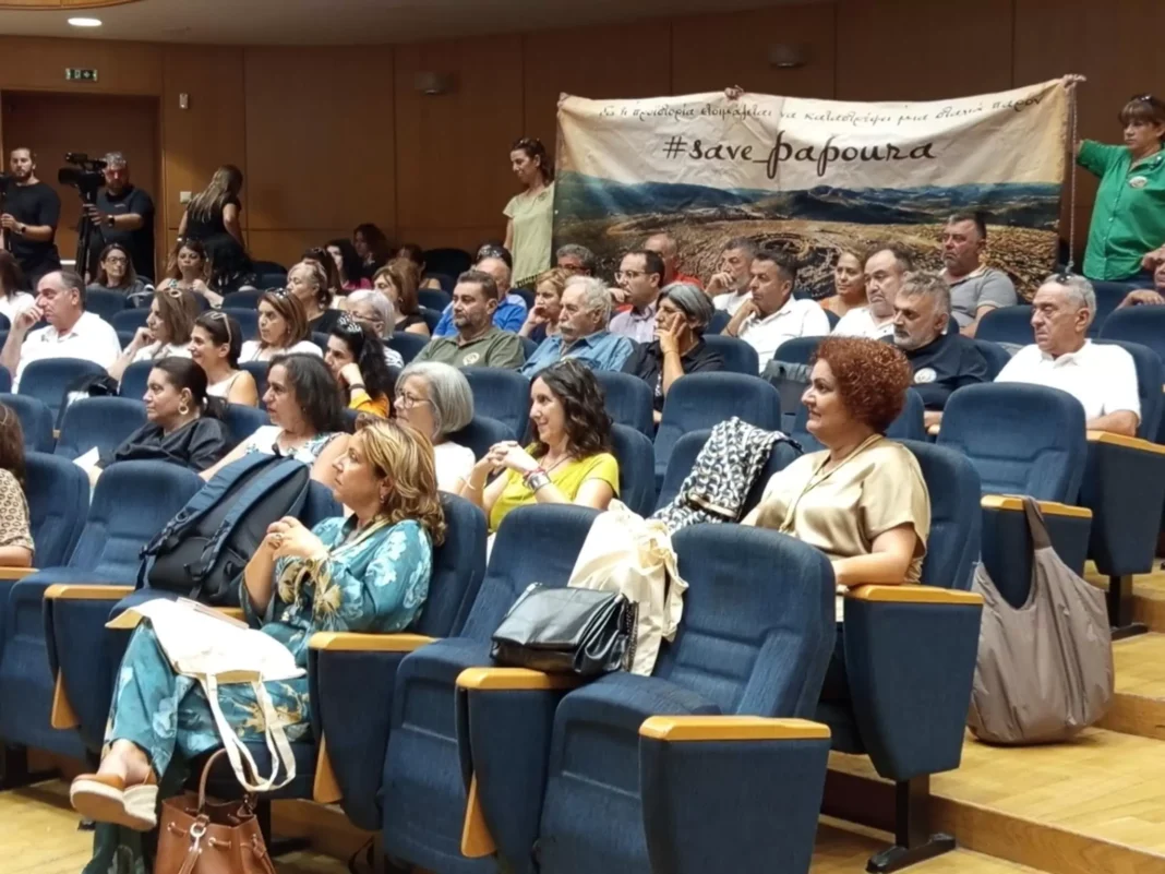 Νέα διαμαρτυρία για το μνημείο Παπούρα – Σήκωσαν πανό σε εκδήλωση στο Επιμελητήριο Ηρακλείου