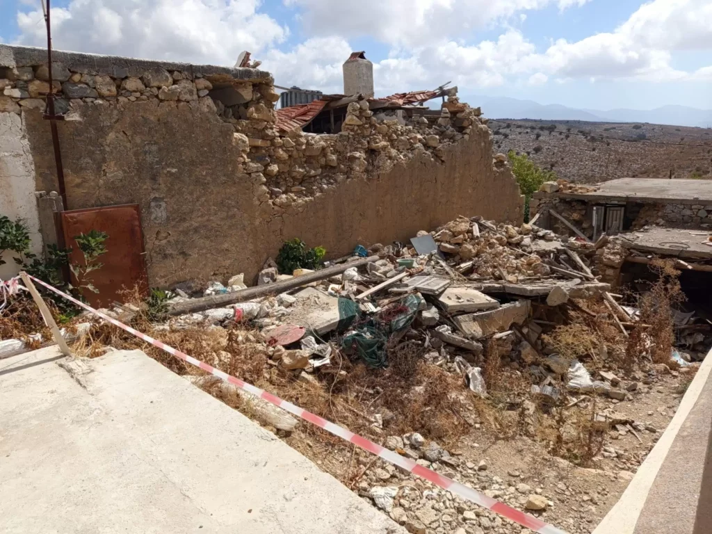 Οδοιπορικό στα χωριά του Αρκαλοχωρίου: Σαν να σταμάτησε ο χρόνος – Τέσσερα χρόνια μετά και τα μπάζα συνεχίζουν να «σκεπάζουν» τα όνειρα των ανθρώπων