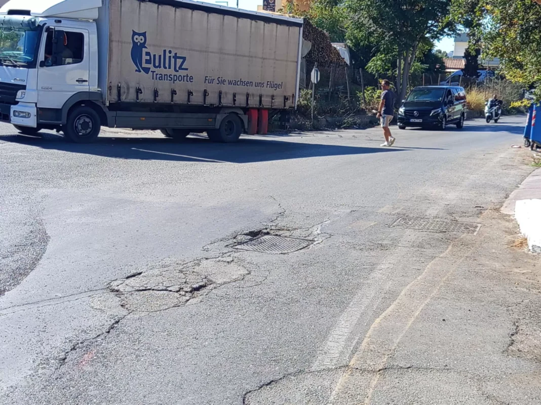 Ηράκλειο: Μια πόλη με δρόμους γεμάτους από παγίδες – Λακκούβες και φρεάτια που απειλούν τους οδηγούς!