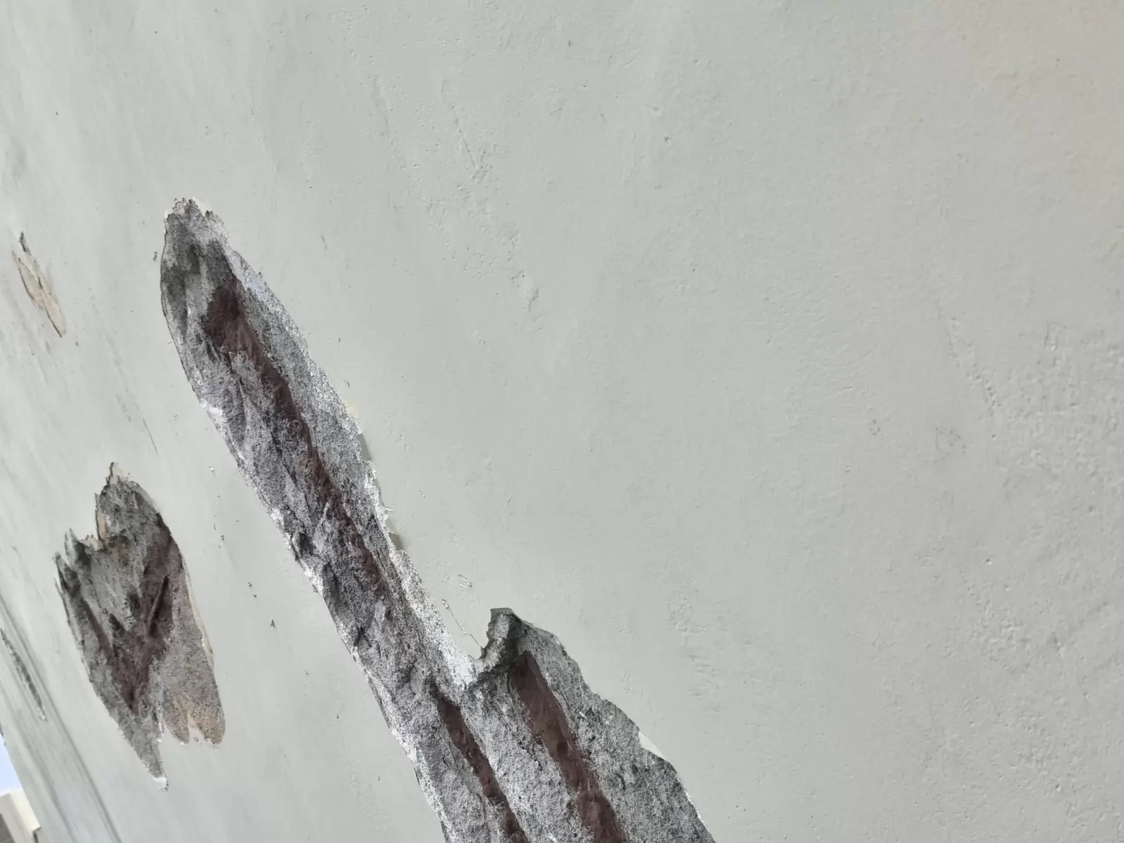 «Κινδυνεύουν εργαζόμενοι, πολίτες και μαθητές από πτώση επιχρισμάτων»