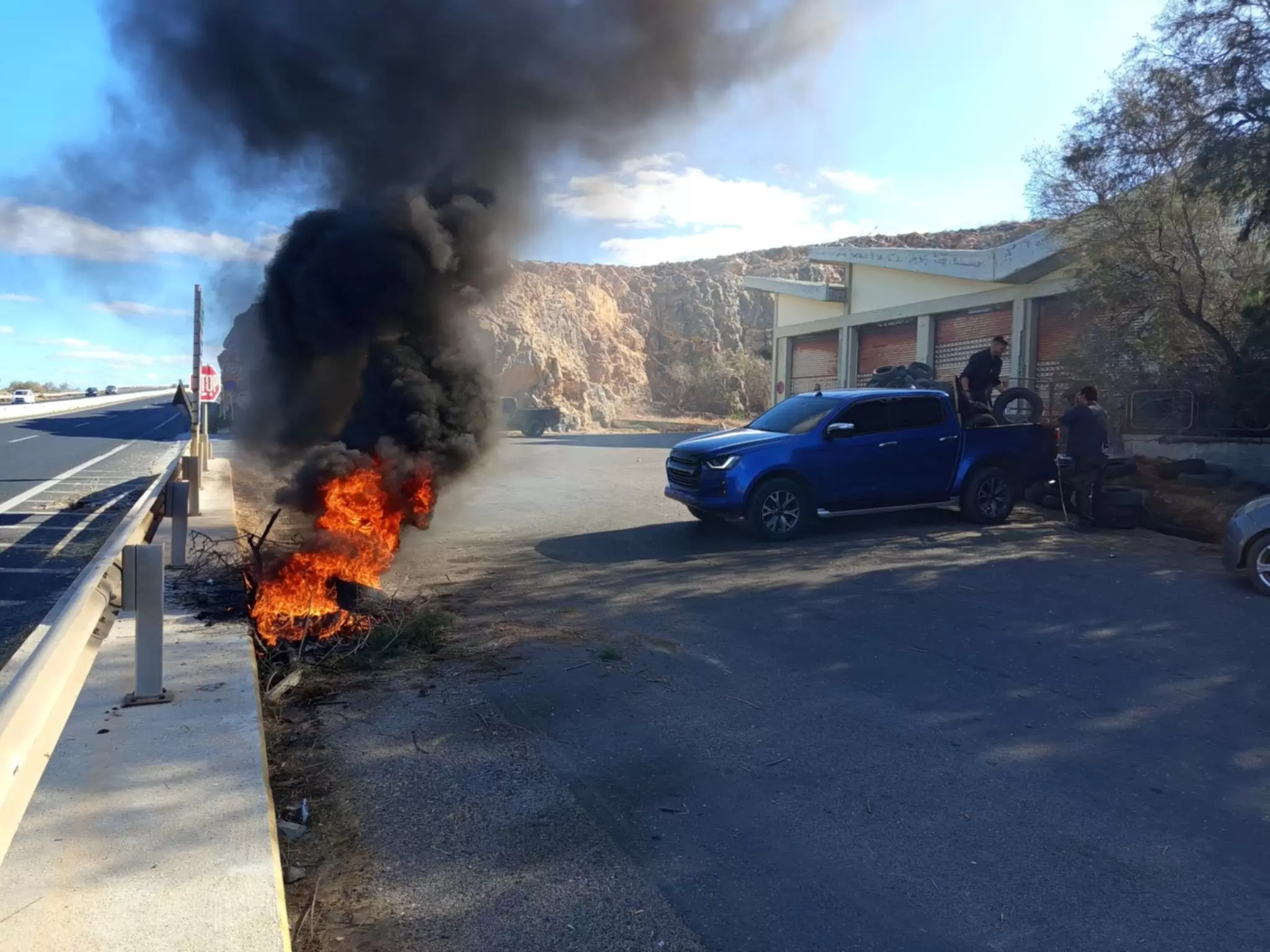 Φωτιές και μπλόκα – Παραμένουν οι κτηνοτρόφοι και εξετάζουν κλιμάκωση