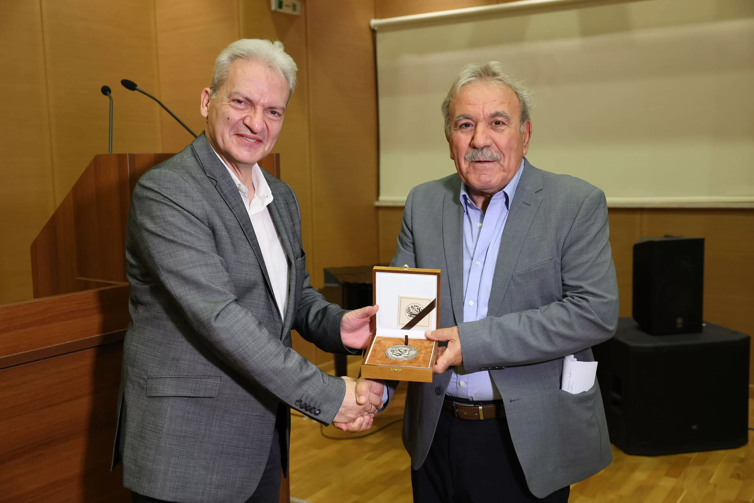 Απονεμήθηκε το «Βραβείο Ηθικής Τάξεως 2025» του Δήμου Ηρακλείου στη μεγάλη δωρήτρια Μαρία Λυριτζάκη