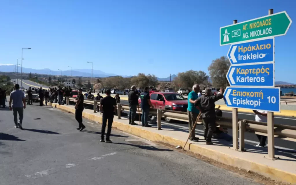 Ηράκλειο: Άνοιξαν για λίγο τον ΒΟΑΚ οι κτηνοτρόφοι – Θα ξανακλείσει το βράδυ το μπλόκο