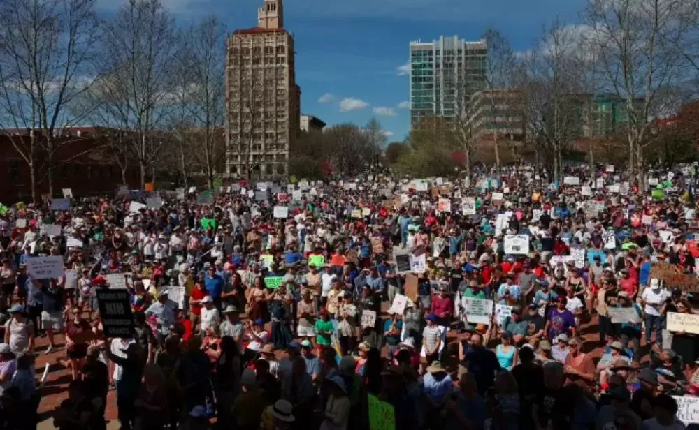 Στους δρόμους κατεβαίνουν οι Αμερικανοί για την υπεράσπιση της δημοκρατίας και κατά της πολιτικής του Τραμπ