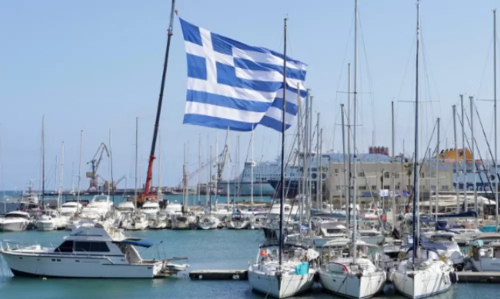 Μία τεράστια σημαία υψώθηκε και φέτος στο λιμάνι του Ηρακλείου