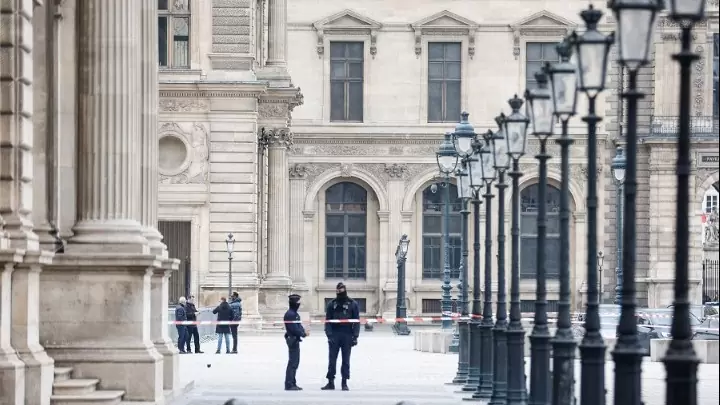 Δύο άνδρες τέθηκαν υπό κράτηση για την κλοπή κοσμημάτων στο Λούβρο