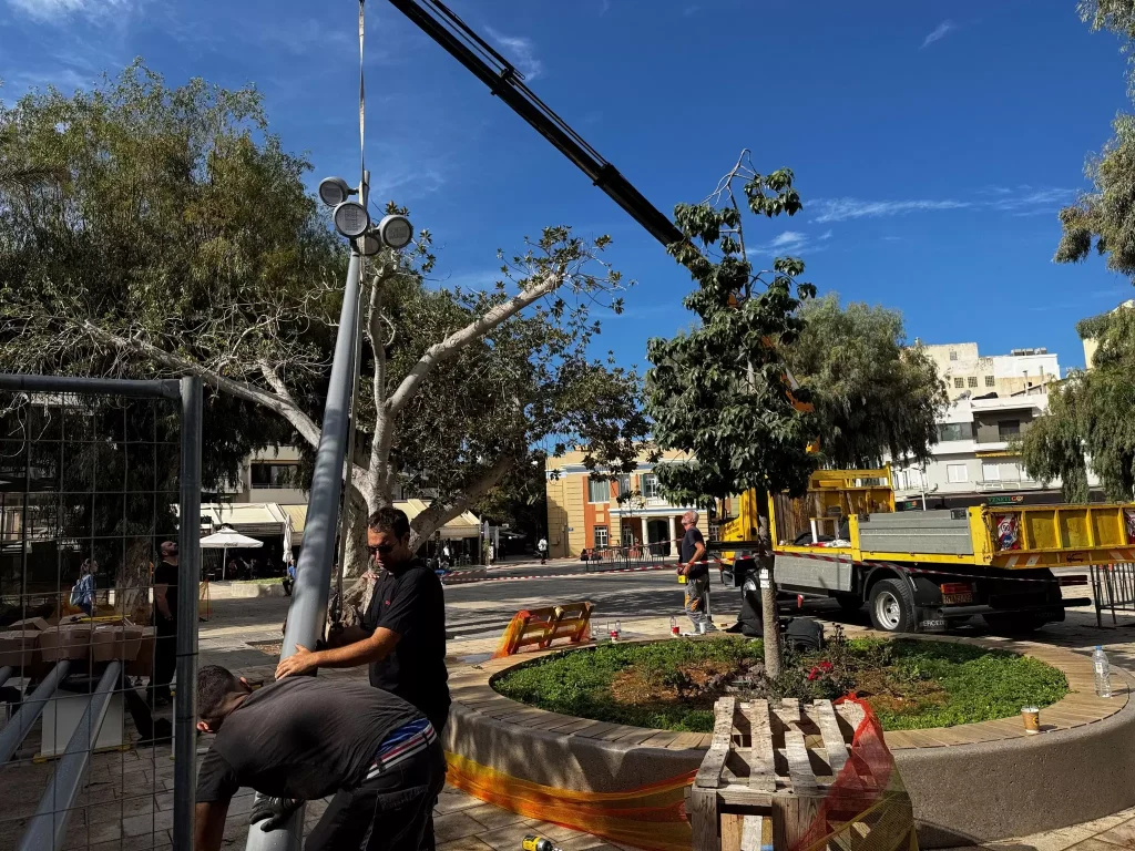 Τοποθετούνται τα νέα φωτιστικά σώματα και οι σχάρες των δένδρων στην πλατεία Ελευθερίας – Αυτοψία στις εργασίες από τον Δήμαρχο Ηρακλείου