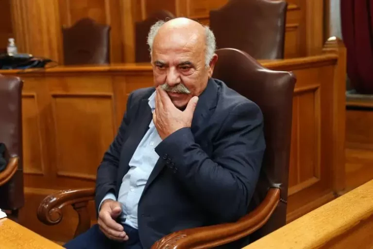 Η σιωπή που έκανε… θόρυβο στην ερώτηση Στρατάκη