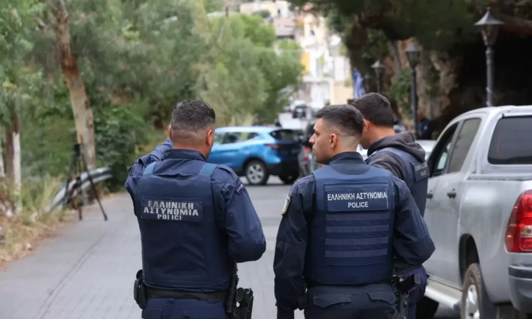 Παραδόθηκε ο 58χρονος πατέρας των προφυλακισμένων αδελφών Φραγκιαδάκη