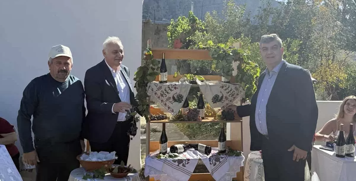 Παρουσία πλήθους κόσμου ολοκληρώθηκε με απόλυτη επιτυχία η 2η Γιορτή Κρασιού στην Έμπαρο