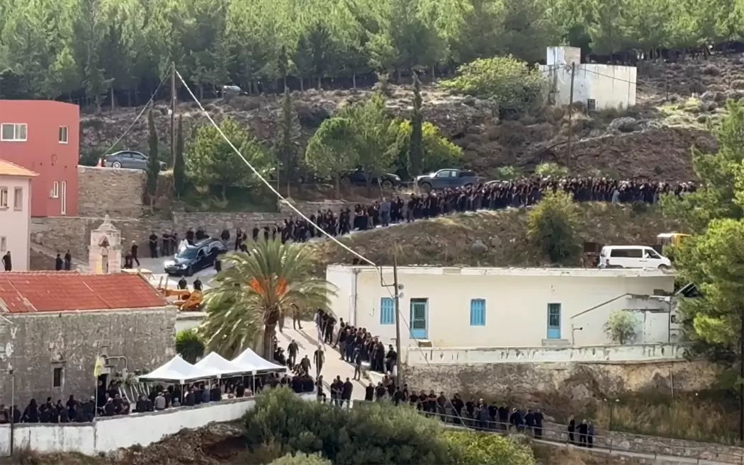 «Μαύρο πέπλο» και θρήνος στα Βορίζια – Κηδεύτηκε ο 39χρονος – «Αστακός» το χωριό, αστυνομία παντού