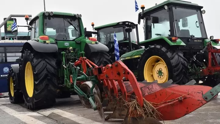 Συνεχίζουν τις κινητοποιήσεις τους οι αγρότες στο μπλόκο του Μπράλου