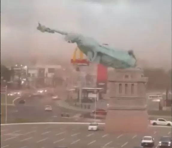 Βραζιλία: Η στιγμή που ισχυρός άνεμος γκρεμίζει αντίγραφο του Αγάλματος της Ελευθερίας