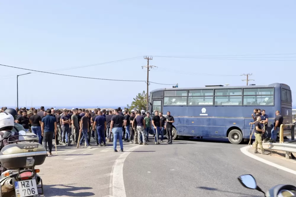 Τέλος η κατάληψη στο αεροδρόμιο-Πάνε στην Αποκεντρωμένη Διοίκηση Κρήτης οι αγροτοκτηνοτρόφοι