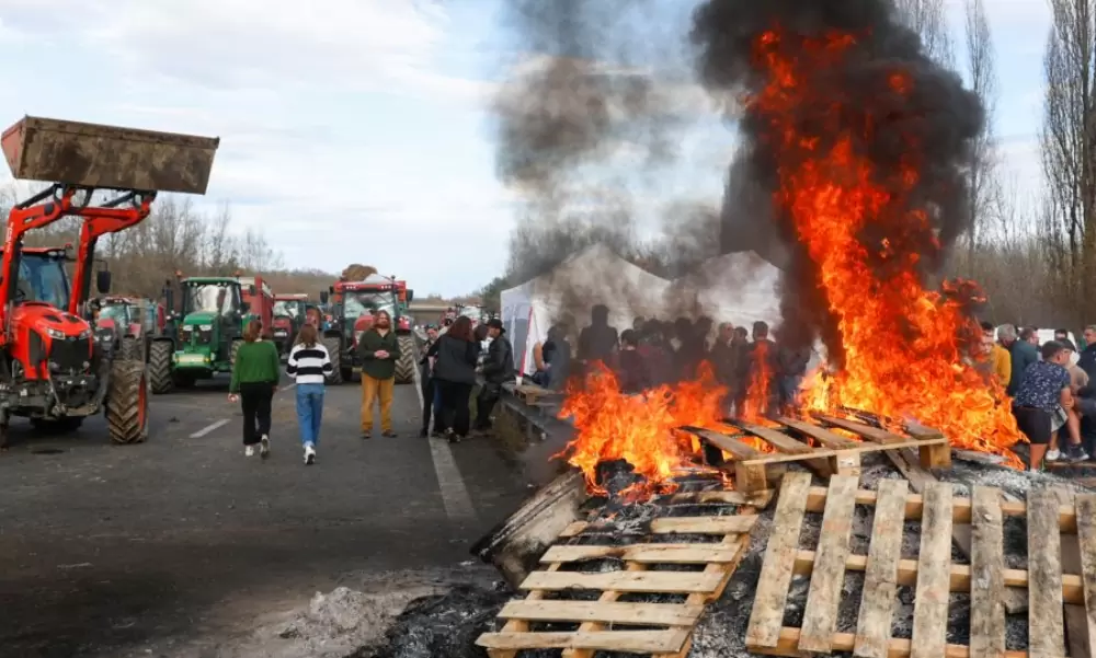 Μεγάλες αγροτικές διαδηλώσεις σε Γαλλία και Βέλγιο – Αγρότες έκλεισαν δρόμουςκαι σιδηροδρόμους