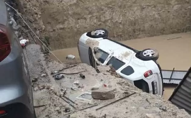 Ηράκλειο: Στο κενό αυτοκίνητο λόγω των έντονων βροχοπτώσεων-Έπεσε και δώμα!