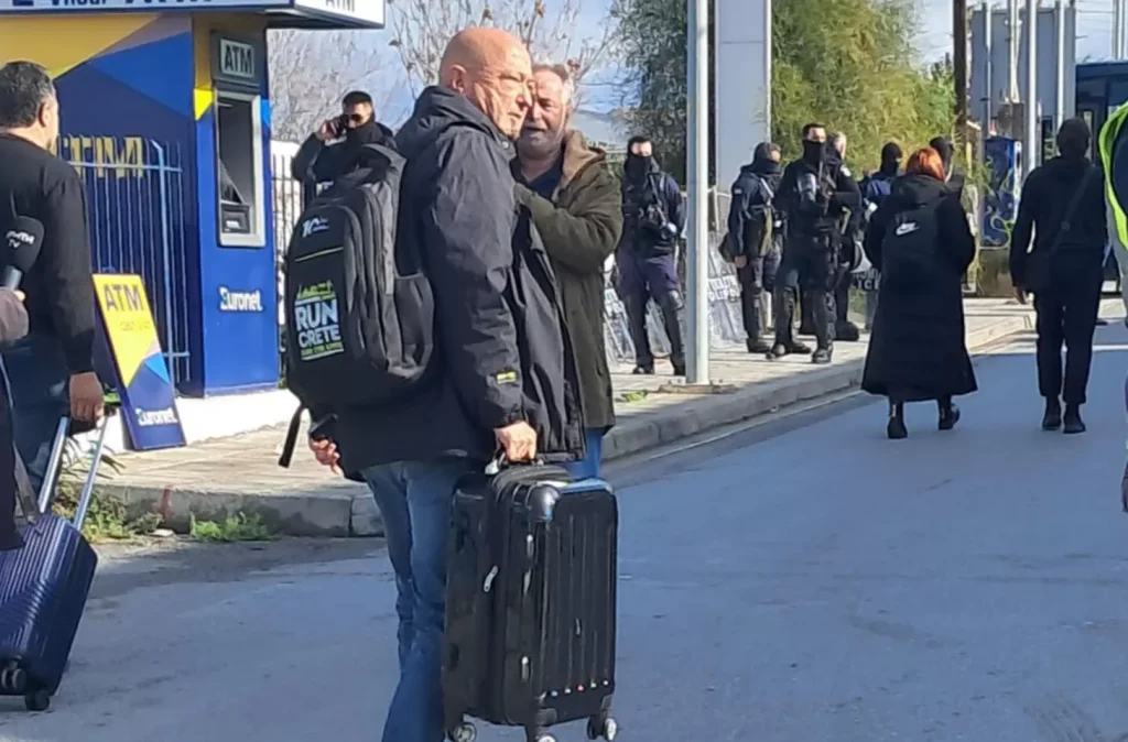 Με τα πόδια στο αεροδρόμιο ο κόσμος