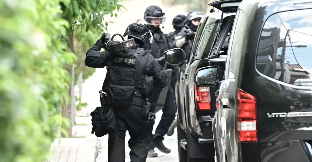 Είχε στραγγαλίσει 74χρονη στα δεκαέξι του, ο Κρητικός που συνελήφθη με καλάσνικοφ και πιστόλια με σιγαστήρα στην Αττική