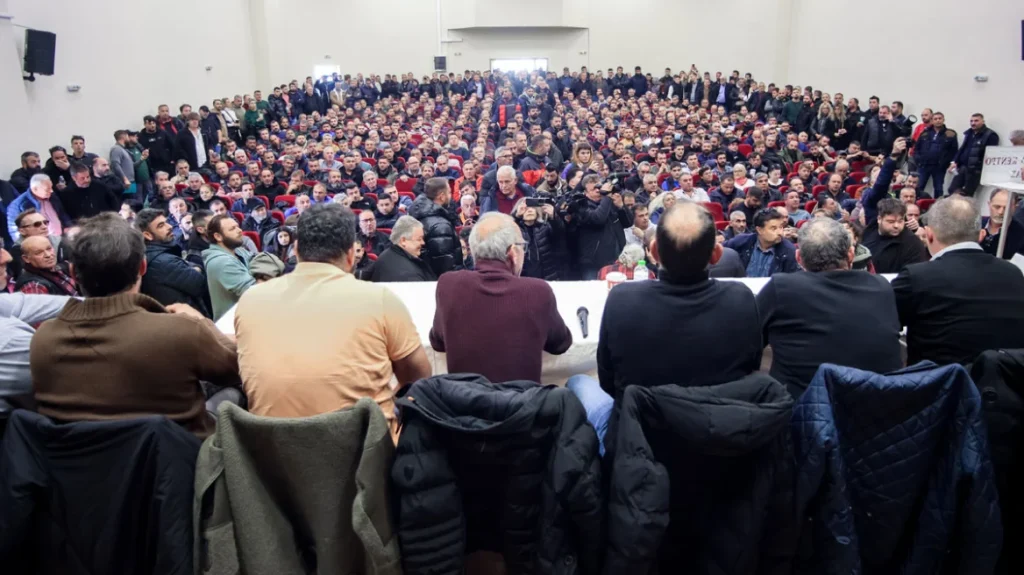 Αγρότες: «Όχι» στον διάλογο με τον πρωθυπουργό – Παραμένουν και κλιμακώνουν τα μπλόκα