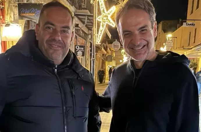 Στα Χανιά ο Κυριάκος Μητσοτάκης – Κατέβηκε για βόλτα στο λιμάνι