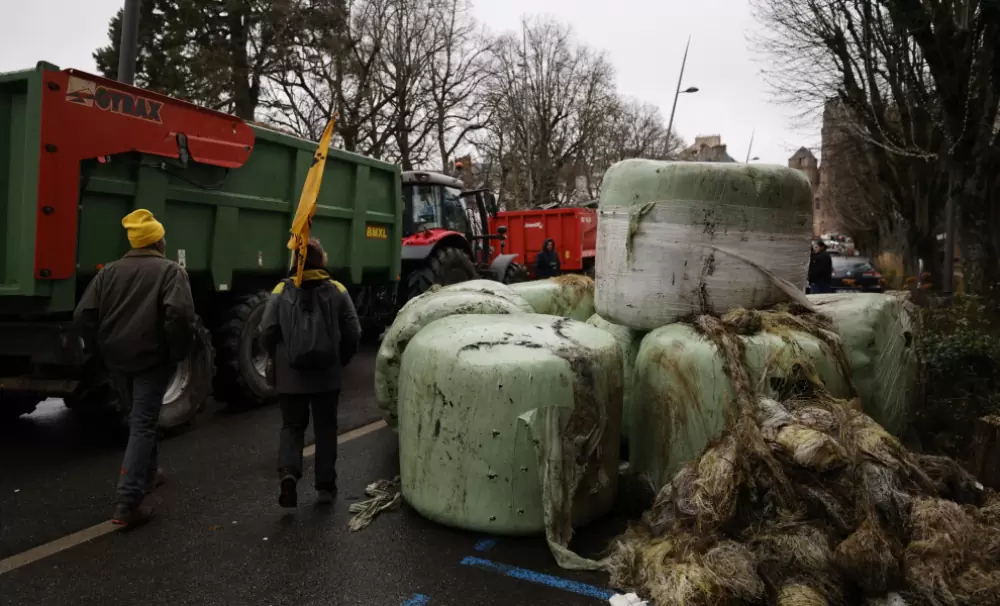 Σε αποκλεισμούς οδικών αξόνων προχώρησαν Γάλλοι αγρότες που αντιτίθενται στα κυβερνητικά μέτρα