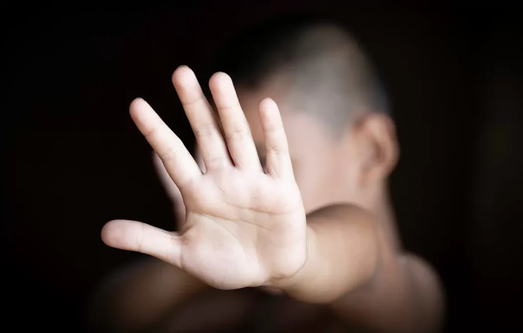 Θεσσαλονίκη: 55χρονη κατηγορείται ότι βίαζε τον γιο της οικιακής βοηθού της – Τον κακοποιούσε σεξουαλικά από την ηλικία των 9 ετών