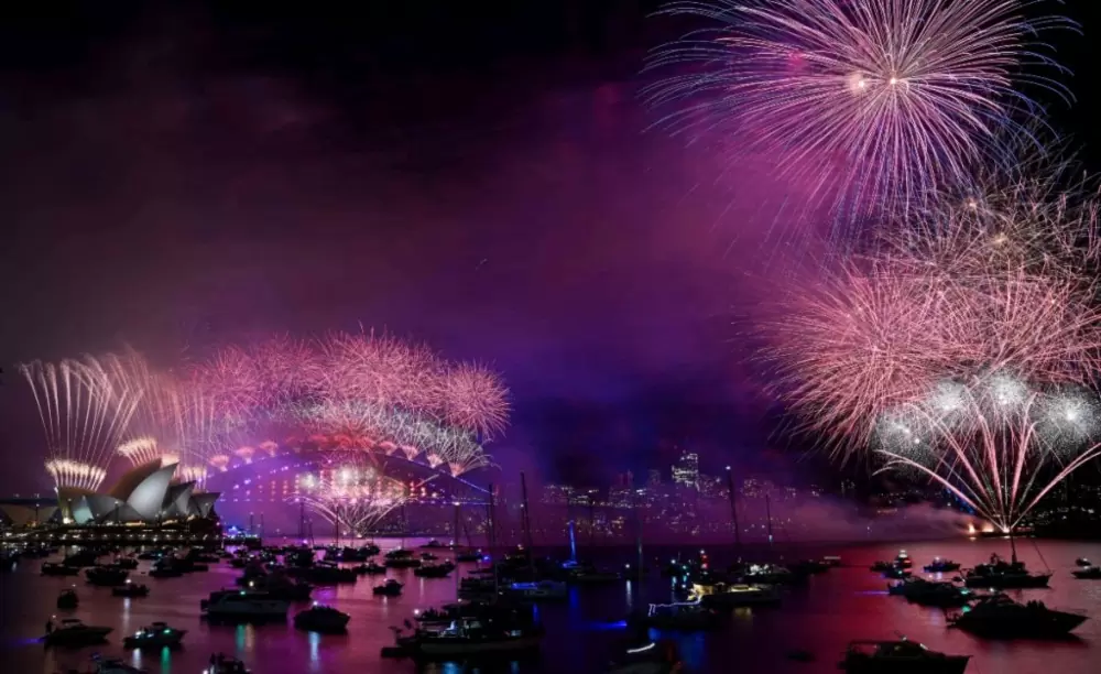 Πρωτοχρονιά στον κόσμο: Η υφήλιος αποχαιρετά το 2025 με πυροτεχνήματα και παγωμένες βουτιές