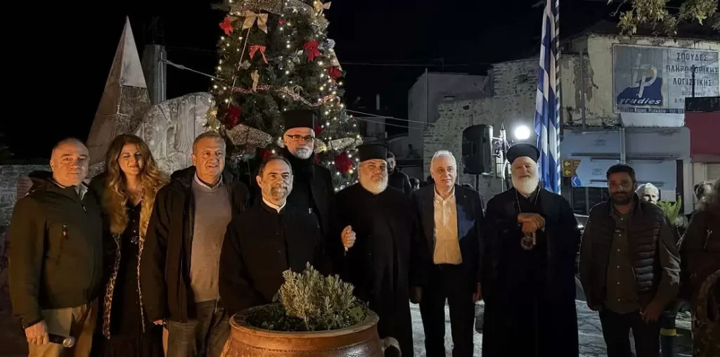 Στο «πνεύμα» των εορτών η Βιάννος- Φωταγωγήθηκε το χριστουγεννιάτικο δέντρο στην Άνω Βιάννο