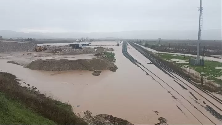 112 λόγω υπερχείλισης στον ποταμό Ενιπέα – Διακόπηκαν τα δρομολόγια των τρένων στο τμήμα Λάρισα-Λειανοκλάδι