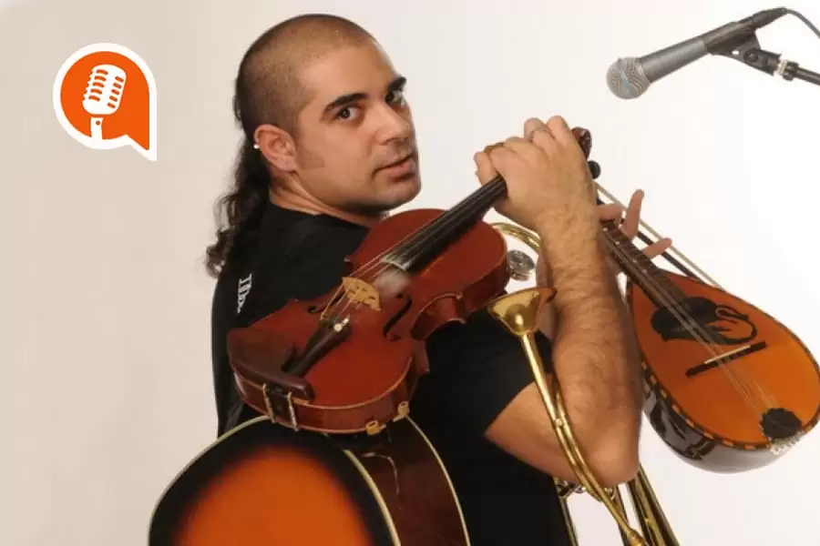 Αλκιβιάδης Κωνσταντόπουλος: «Με την όπισθεν – Σάτιρα και προβληματισμός με τροφή από την επικαιρότητα»