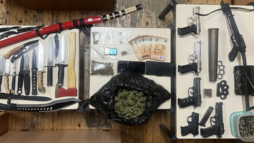 Είχαν… οπλοστάσιο και κάνναβη