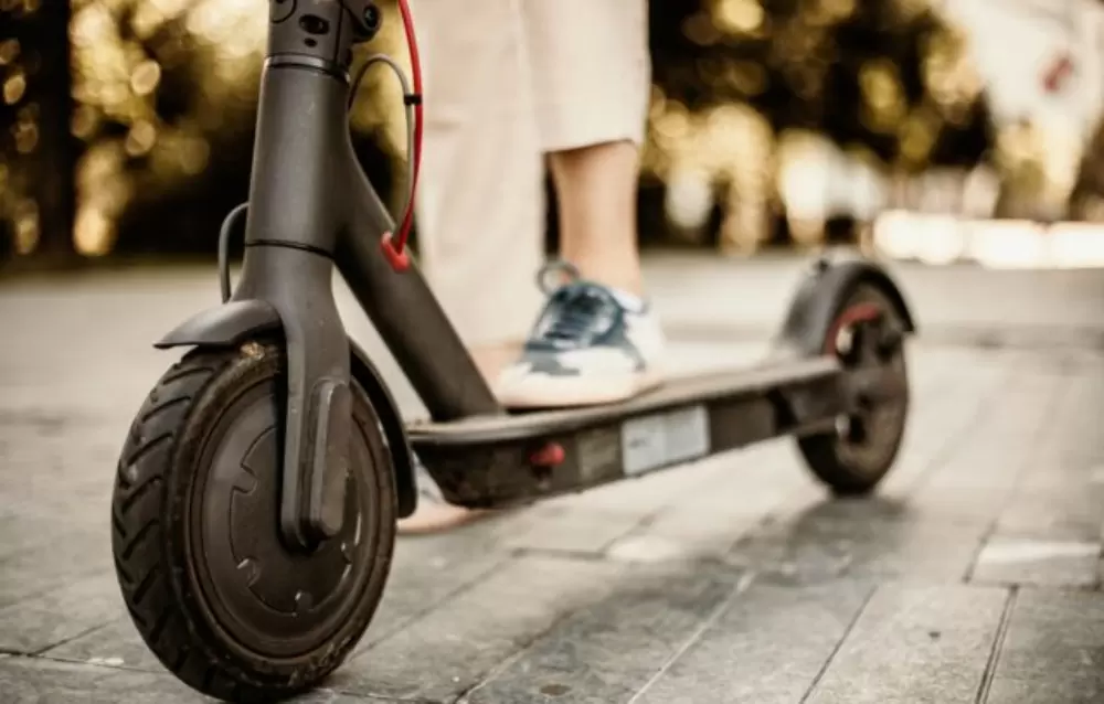 Πατίνια με άδεια κυκλοφορίας και ασφάλιση: Τι ισχύει σε άλλες χώρες της Ευρώπης και τι μελετά η Ελλάδα