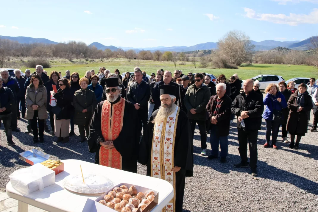Τέμπη: Σε κλίμα συγκίνησης το τρισάγιο στο σημείο της τραγωδίας