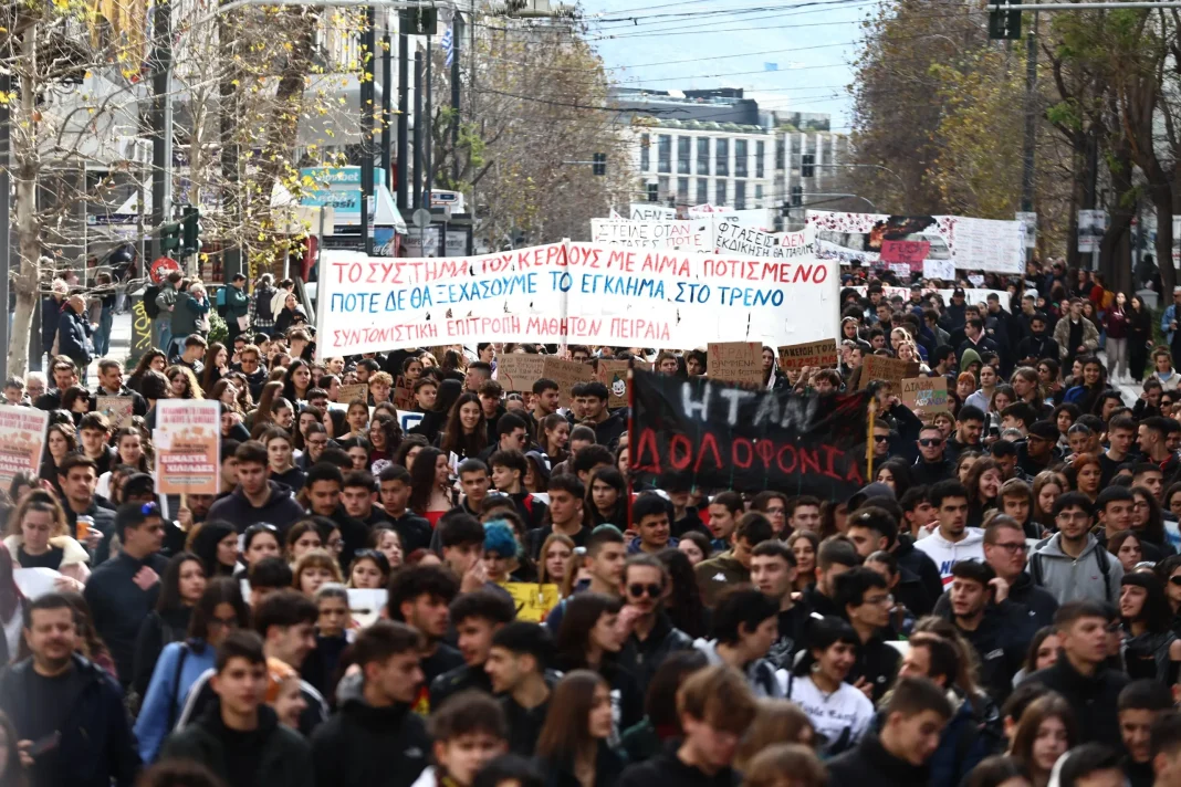 Τραγωδία στα Τέμπη: Ολοκληρώθηκε το μαθητικό – φοιτητικό συλλαλητήριο στην Αθήνα – ΕΙΚΟΝΕΣ
