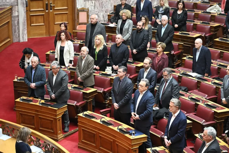 Τέμπη: Ενός λεπτού σιγή από την Ολομέλεια στη μνήμη των 57 θυμάτων του τραγικού δυστυχήματος