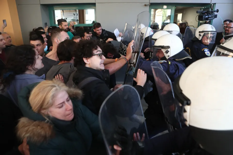 Ένταση στη Νίκαια κατά την επίσκεψη Γεωργιάδη: Στάση εργασίας και διαμαρτυρία νοσηλευτών