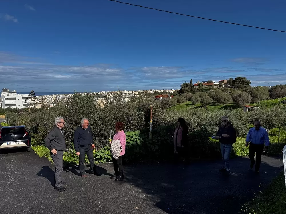 Αυτοψία στο ακίνητο που δωρίζει στον Δήμο Ηρακλείου η Νέλλη Βαρβεράκη με προορισμό την ανέγερση σχολικού συγκροτήματος
