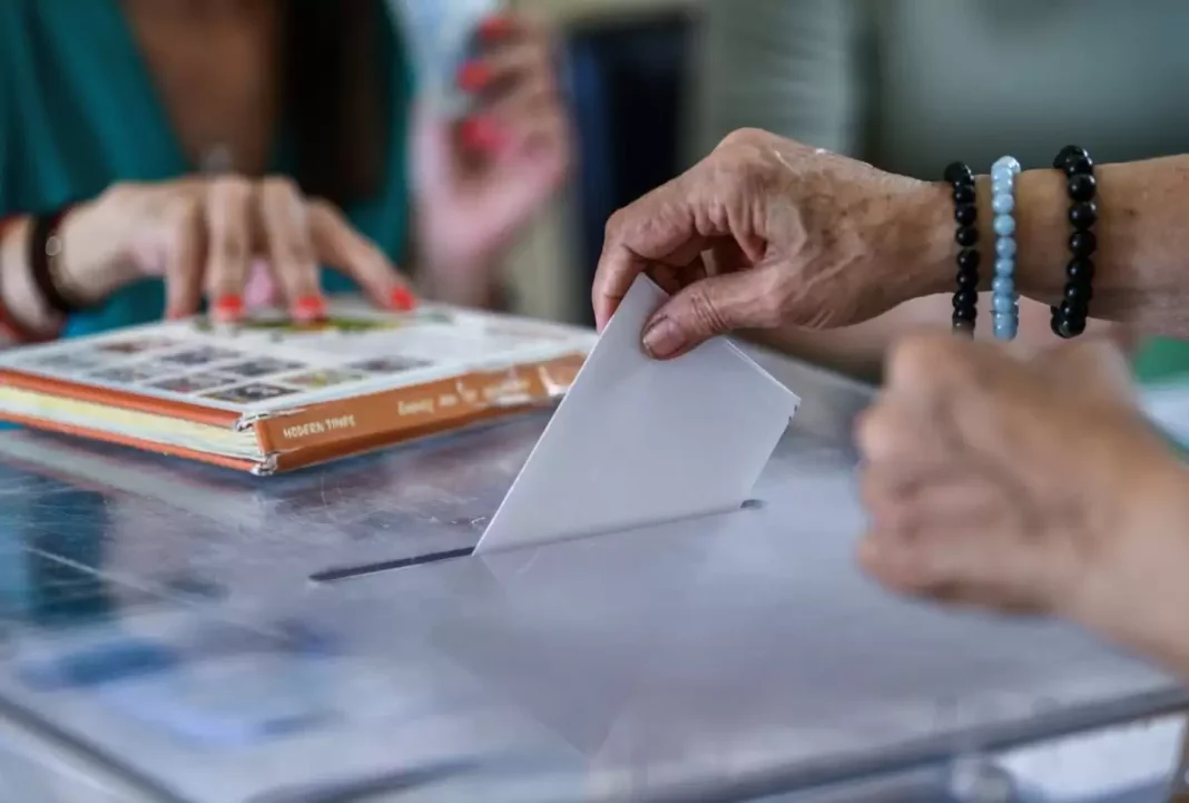 Προβάδισμα της ΝΔ, αλλά χωρίς βεβαιότητα αυτοδυναμίας – Ρευστό το πολιτικό σκηνικό