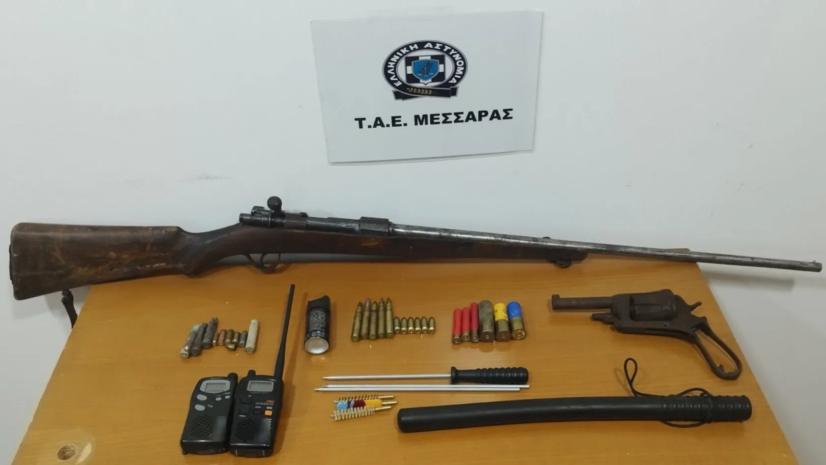 Σύλληψη 64χρονου για όπλα και ασυρμάτους