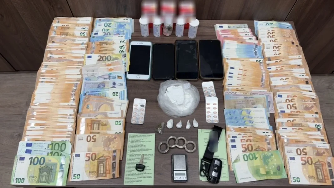 Ρέθυμνο: Τριπλή σύλληψη για ναρκωτικά και 21.240 ευρώ σε  μετρητα