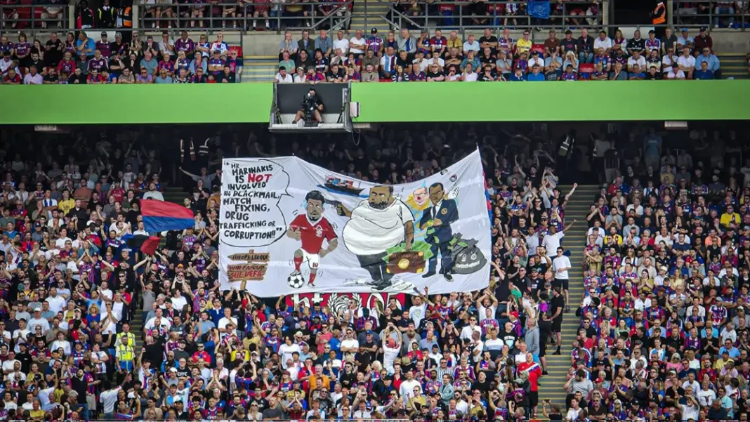 Πρόστιμο 50.000 λιρών στην Κρίσταλ Πάλας για το πανό των οπαδών της για τον Βαγγέλη Μαρινάκη