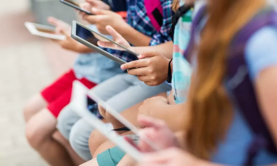 Η κυβέρνηση ετοιμάζει περιορισμούς για ανηλίκους στα social media