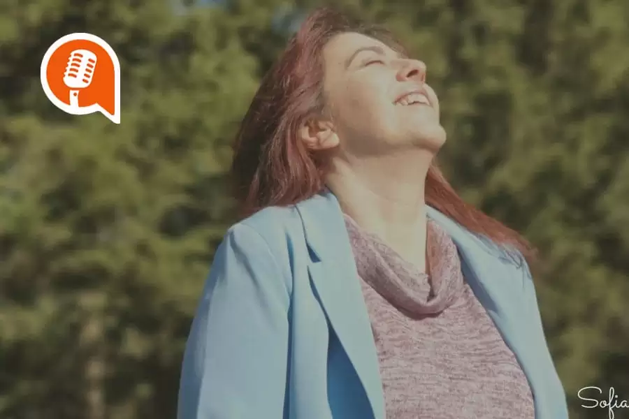 Σοφία Μαθιουδάκη: «Να μάθουμε να ακούμε τα παιδιά μας και όχι να τα κρίνουμε. Να τα ρωτάμε «πώς είσαι» και όχι «πώς τα πήγες»