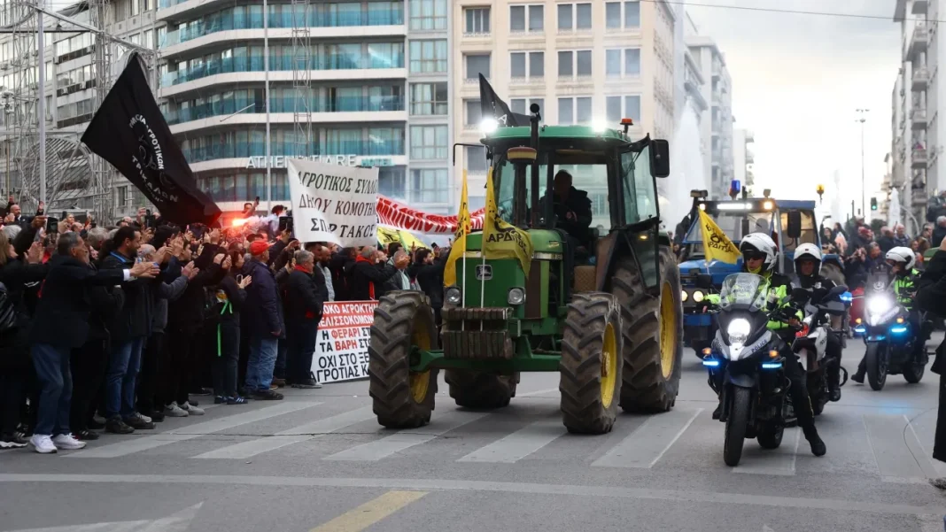 Παραμένουν μέχρι το μεσημέρι στο Σύνταγμα οι αγρότες
