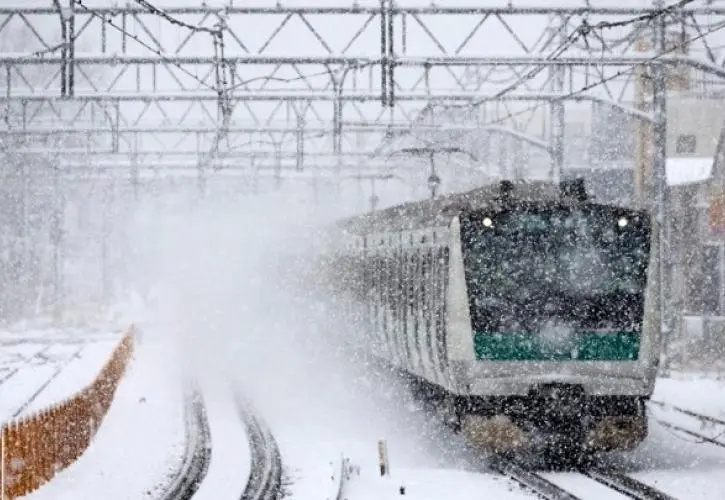 Συναγερμός στην Ελβετία: Εκτροχιασμός τρένου μετά από χιονοστιβάδα