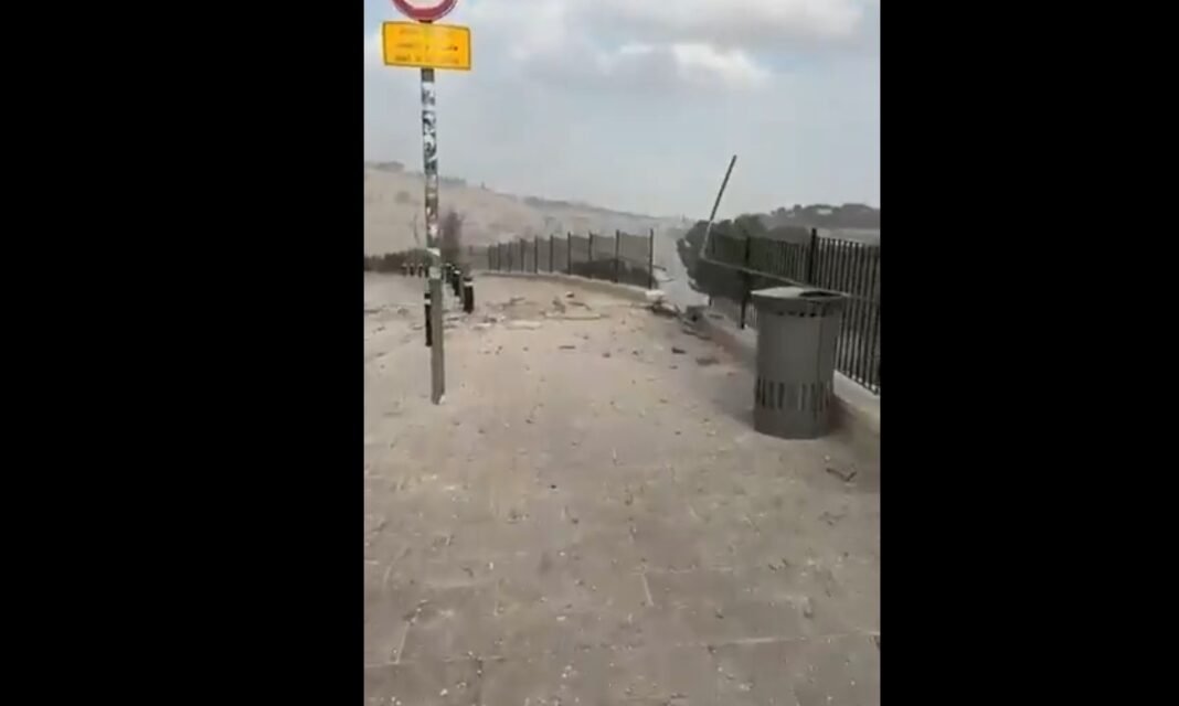 Ισραήλ: Θραύσματα έπειτα από εκτόξευση ιρανικών πυραύλων έπεσαν κοντά στα τείχη της Παλιάς Πόλης της Ιερουσαλήμ